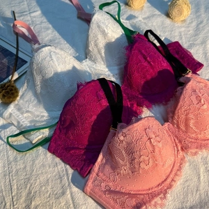 Detailansicht der Blumenspitze und Wimpernborte an bunten französischen Dessous-Sets