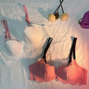 Detail von floralen Spitzen-BH-Sets mit kontrastierenden Trägern und feinem Netzstoff