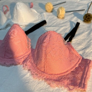 Detail von rosa Wimpernspitzen-Cups mit kontrastierenden schwarzen Trägern und Bügeln