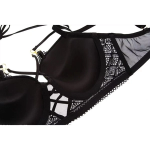 Ensemble lingerie en dentelle noire sexy avec résille et anneaux métalliques dorés