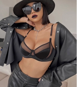 Détails du soutien-gorge noir en mesh patchwork avec bretelles et anneaux en métal