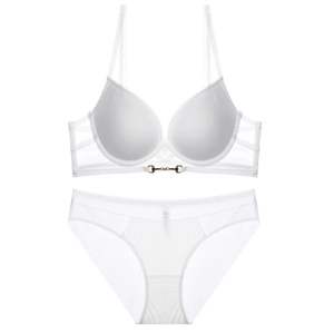 Detailansicht des weißen Mesh-Lingerie-Sets mit Stahlstütze und goldenem Trensen-Detail