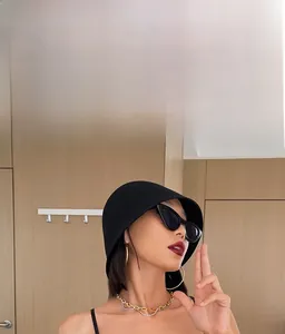 Ensemble lingerie en dentelle avec chapeau cloche noir et collier à grosse chaîne dorée
