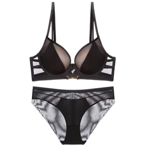 Detailansicht des schwarzen Dessous-Sets mit Spitzenflügeln und goldenem Ornament