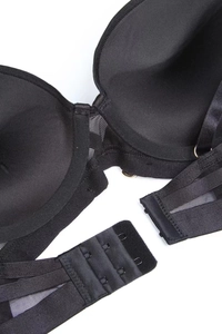 Detailansicht eines schwarzen Push-up-BHs mit atmungsaktivem Mesh und dreireihigem Verschluss
