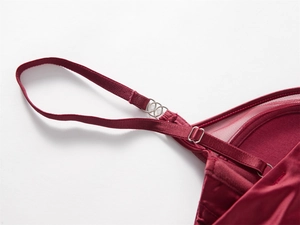 Gros plan détaillé de la bandoulière en satin bordeaux avec boucles de réglage argentées