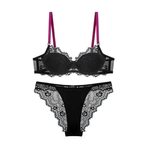 Dessous-Set aus Spitze mit schwarzen Cups und kontrastierenden violetten Trägern