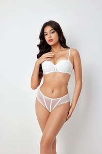 Détails de l'ensemble lingerie blanc avec strass brillants et tissu en maille filet