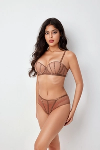 Détails d'un ensemble lingerie en maille marron avec strass scintillants et dentelle