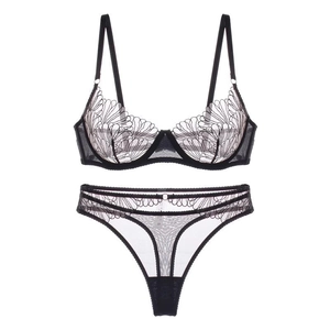Détail d'un ensemble de lingerie en tulle noir avec broderie florale et bordures en dentelle