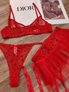 Ensemble lingerie rouge avec flocage cœur et jupe en mesh sur fond bois naturel
