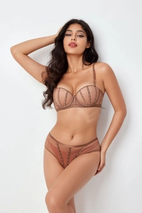 Détail de l'ensemble de lingerie en maille marron avec strass scintillants et lignes verticales