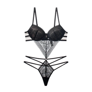 Body sexy en dentelle noire avec bonnets à armatures et détails de lanières