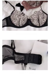 Détail de broderie en dentelle florale noire avec bords violets et nœud en velours