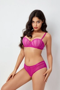 Vue détaillée de l'ensemble de lingerie en maille rose avec strass et bonnets à armatures
