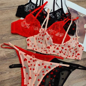 Ensemble de lingerie avec soutien-gorge en dentelle à cœurs et culottes assorties