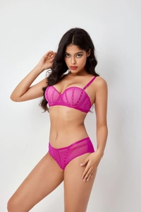 Détail d'un ensemble de lingerie en dentelle résille rouge rose avec strass et rubans