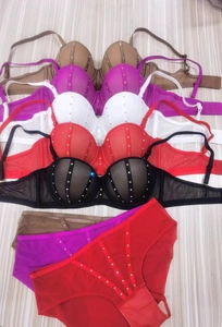 Détail du soutien-gorge push-up avec strass et culottes en dentelle assorties colorées