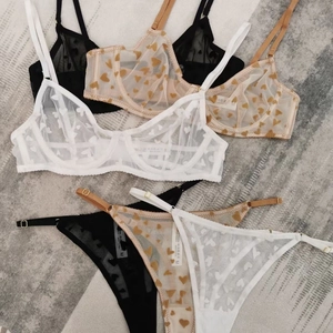 Ensemble lingerie en maille transparente avec motif cœurs, bralette et string