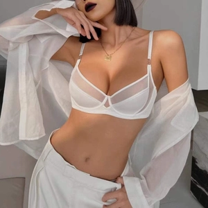 Soutien-gorge blanc en résille semi-transparente avec armatures et anneaux métalliques
