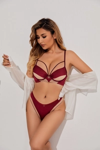 Vue détaillée d'un ensemble lingerie bordeaux push-up avec lacets et empiècements mesh