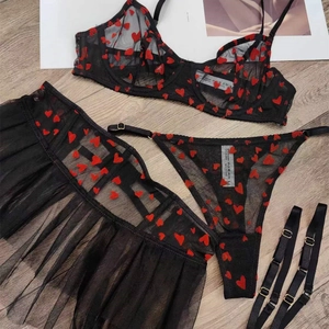 Ensemble lingerie en dentelle française avec flocage cœur et jupe sur fond de bois