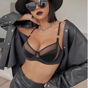 Ensemble lingerie française en satin noir et mesh avec veste en cuir