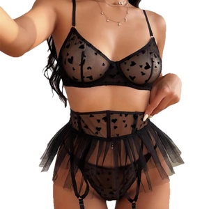 Ensemble lingerie 3 pièces noir avec flocage cœur et détail jupe en maille