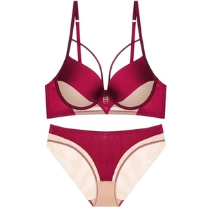 Ensemble lingerie avec soutien-gorge push-up bordeaux à contraste et anneaux dorés