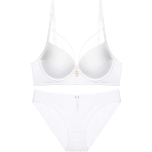 Vue détaillée de l'ensemble lingerie blanc en satin soyeux avec anneaux en métal rose doré
