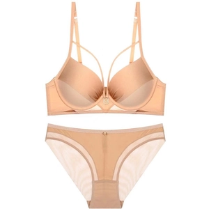 Détail d'un ensemble de lingerie nude avec brides croisées et empiècement en résille