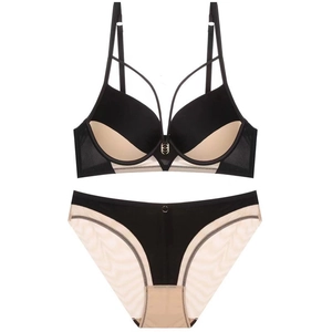 Détail de l'ensemble soutien-gorge push-up bicolore avec anneaux dorés et culotte mesh