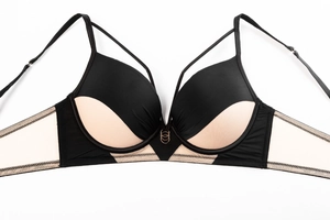 Détail de soutien-gorge bicolore avec anneau doré et bretelles ajourées chic