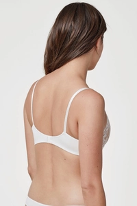 Détail du dos d'un soutien-gorge en dentelle blanche avec fines bretelles et boucle