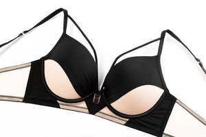 Détails d'un soutien-gorge push-up bicolore avec anneaux métalliques et côtés en résille