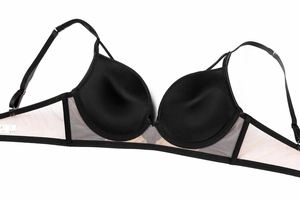 Détail d'un soutien-gorge push-up noir avec ailes en mesh et bretelles réglables