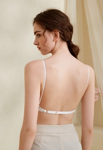 Detailansicht des weißen Spitzen-Bralettes mit verstellbaren Trägern und tiefem Rückenausschnitt