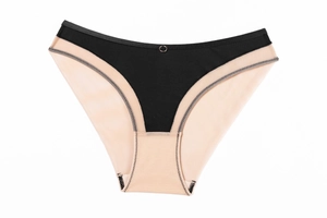 Détail d'une culotte noire en mesh contrasté avec un anneau métallique à la taille