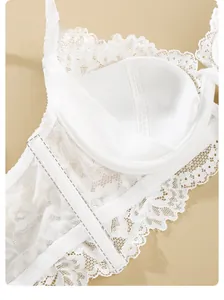 Dettaglio dell'ala laterale da 12 cm in pizzo floreale su un reggiseno bianco