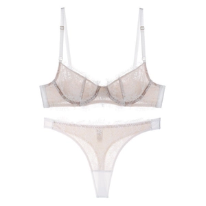 Gros plan détaillé sur ensemble lingerie en dentelle française et string assorti