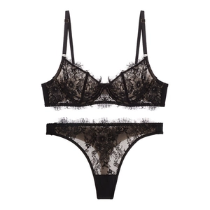 Détail de la texture en dentelle florale sur un ensemble de lingerie noir avec armatures