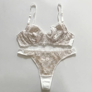 Détails de l'ensemble de lingerie en dentelle blanche avec broderie florale délicate
