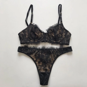 Détails à plat d'un ensemble de lingerie en dentelle noire avec soutien-gorge et string