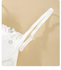 Dettaglio spalline regolabili e pizzo bianco raffinato su reggiseno stile francese
