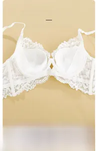 Dettaglio del reggiseno in pizzo bianco con ferretto morbido a U e rete traspirante
