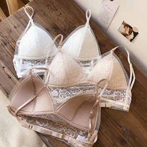 Französisches Spitzen-Bralette-Set in Weiß, Beige und Braun auf einer Holzoberfläche