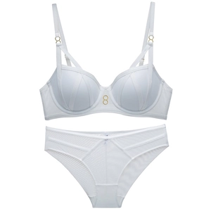 Conjunto de lencería push-up blanco seductor con detalles de malla y oro