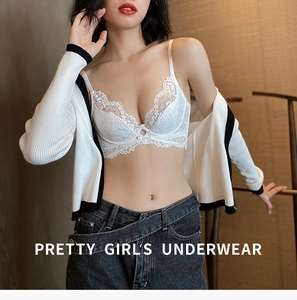 Dettaglio ravvicinato del reggiseno in pizzo bianco con fiocco e bordi smerlati