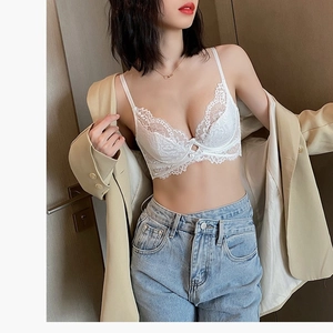 Dettaglio del bralette in pizzo floreale bianco con ferretto morbido e fiocco decorativo