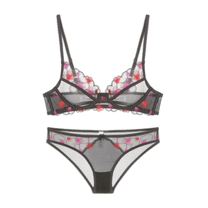 Ensemble lingerie en mesh noir avec broderie cœur, soutien-gorge et culotte